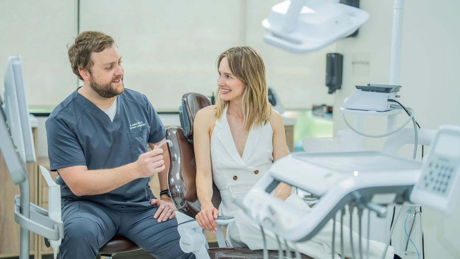 Paso 2: el Dr. Flores muestra el alineador Invisalign a una paciente